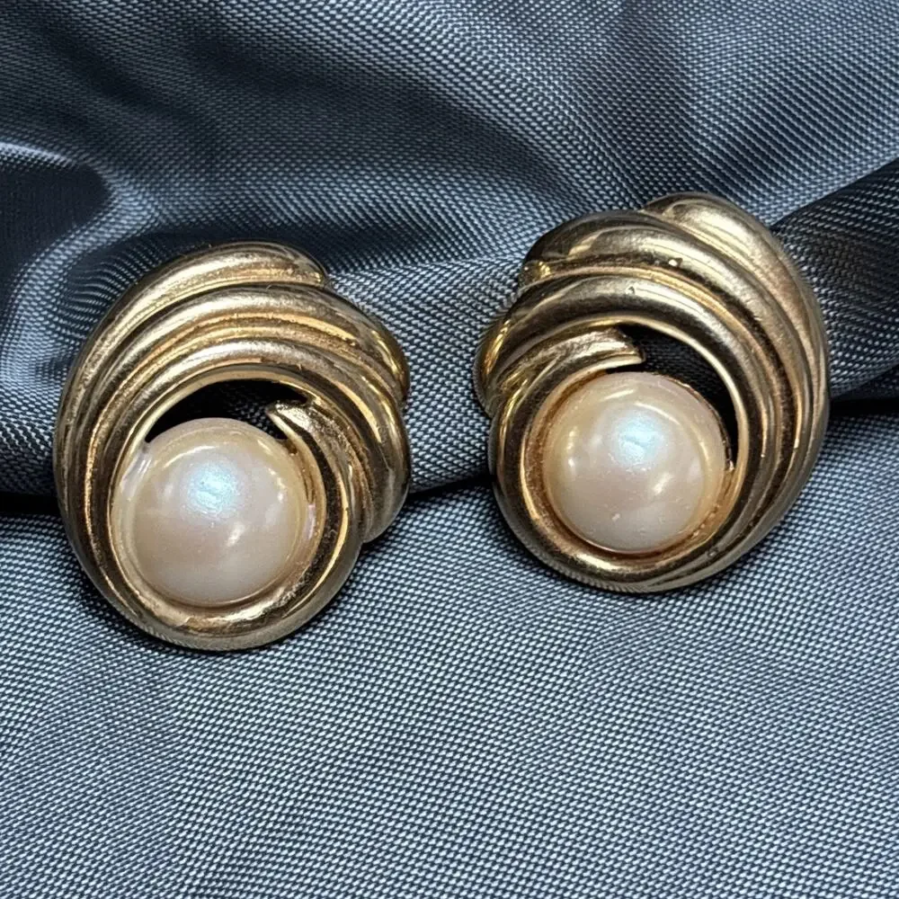 Vintage 1980s Richelieu Faux Pearl Stud Earrings Wave & Pearl Gold Tone 1” Wide